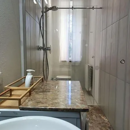 Near The Lake - Apt/quiet/parking 公寓